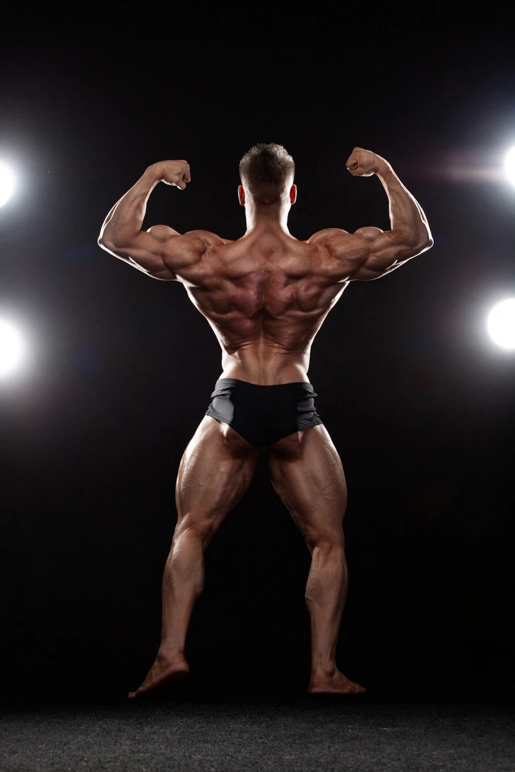 IFBB-valmentaja ohjaamassa tavoitteellista treenaajaa
