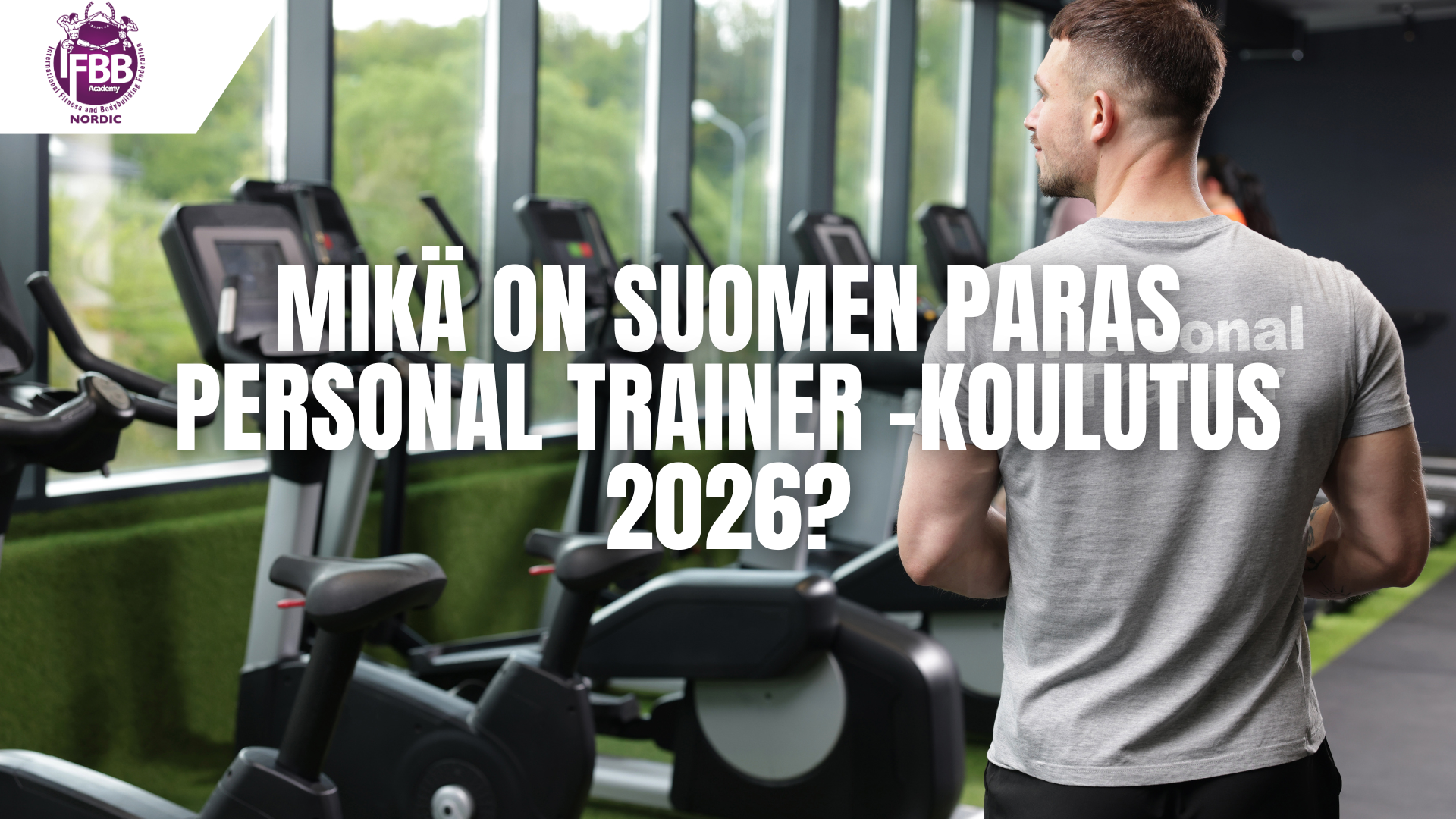 Mies seisoo kuntosalilla juoksumattojen ja kuntopyörien edessä, taustalla teksti “Mikä on suomen paras personal trainer -koulutus 2026?”