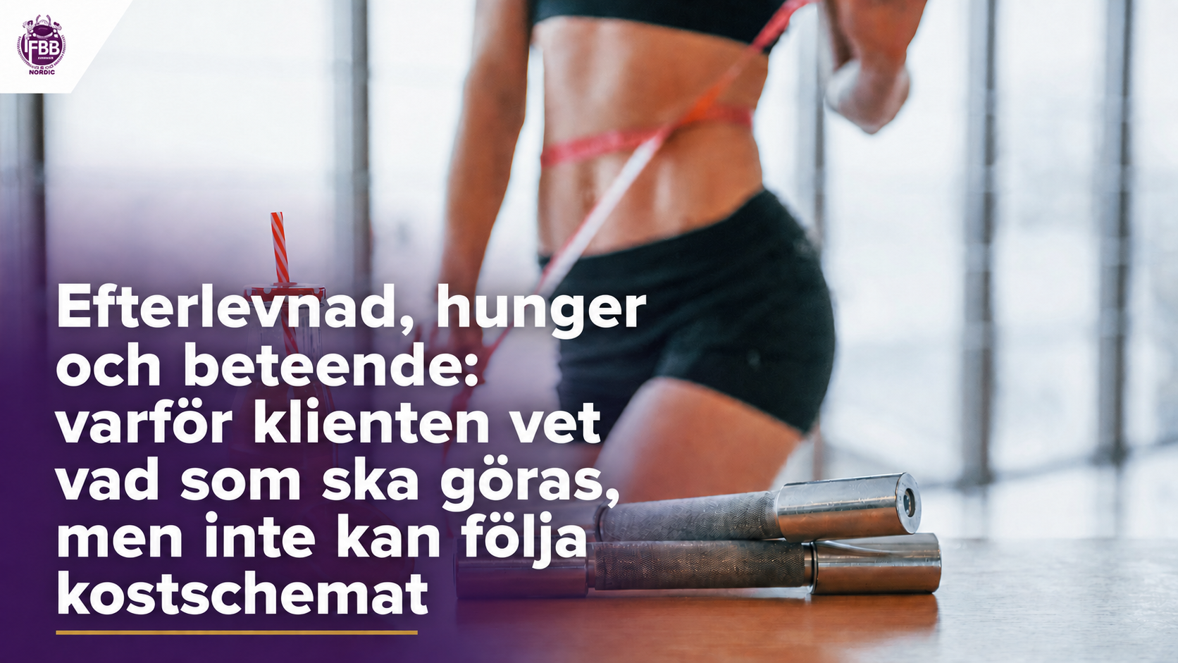 Fitnessidrottare mäter midjan bredvid en apelsindryck och hantlar