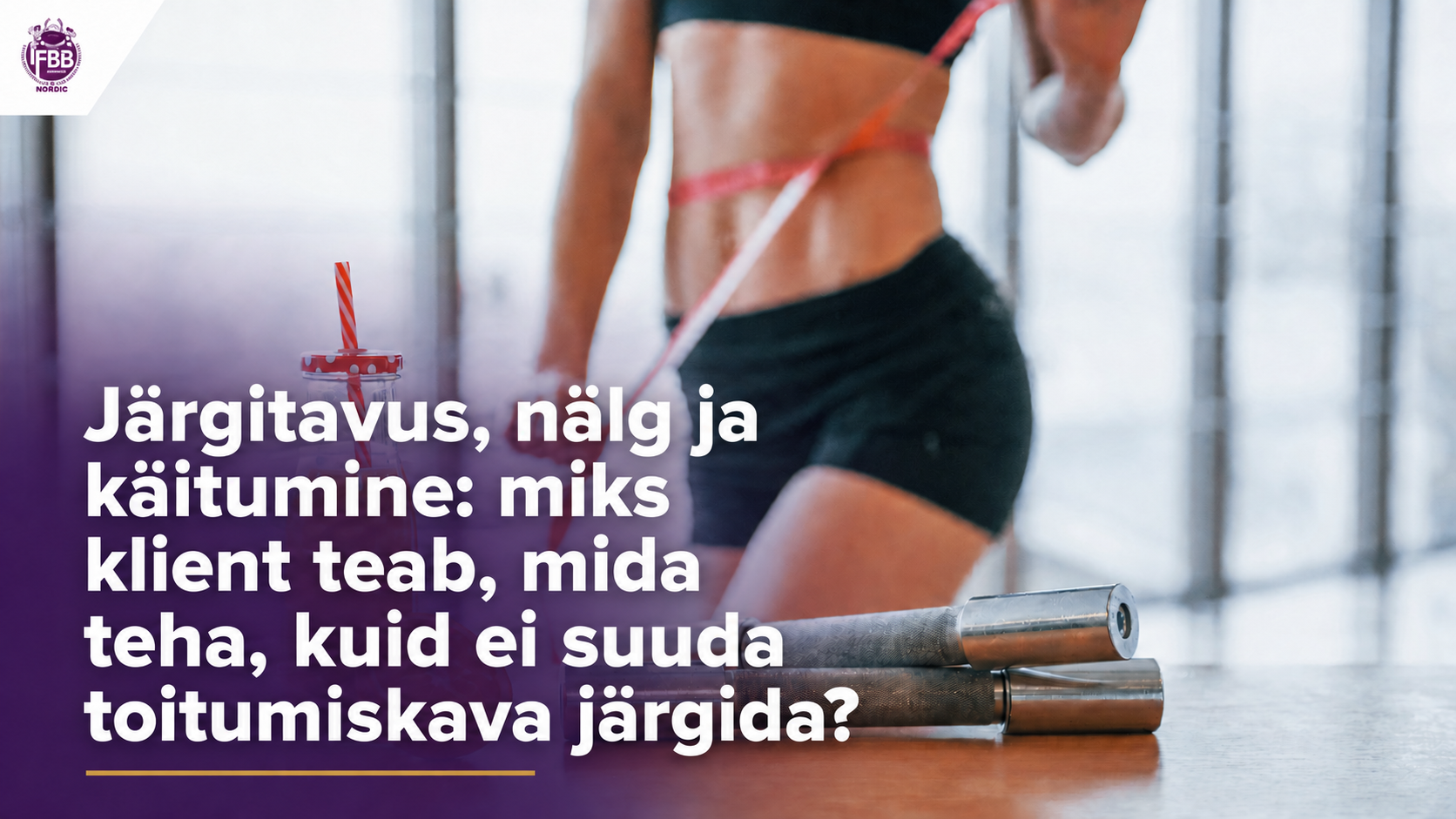 Fitnessisportlane mõõdab vöökohta apelsinijoogi ja hantlite kõrval