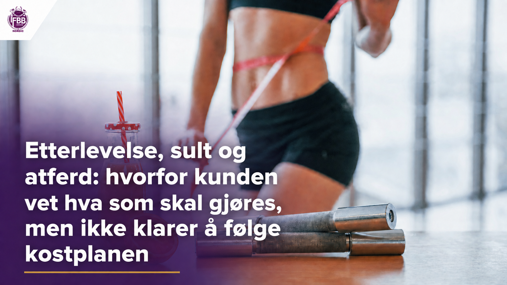Fitnessutøver måler midjen ved siden av appelsindrikk og manualer