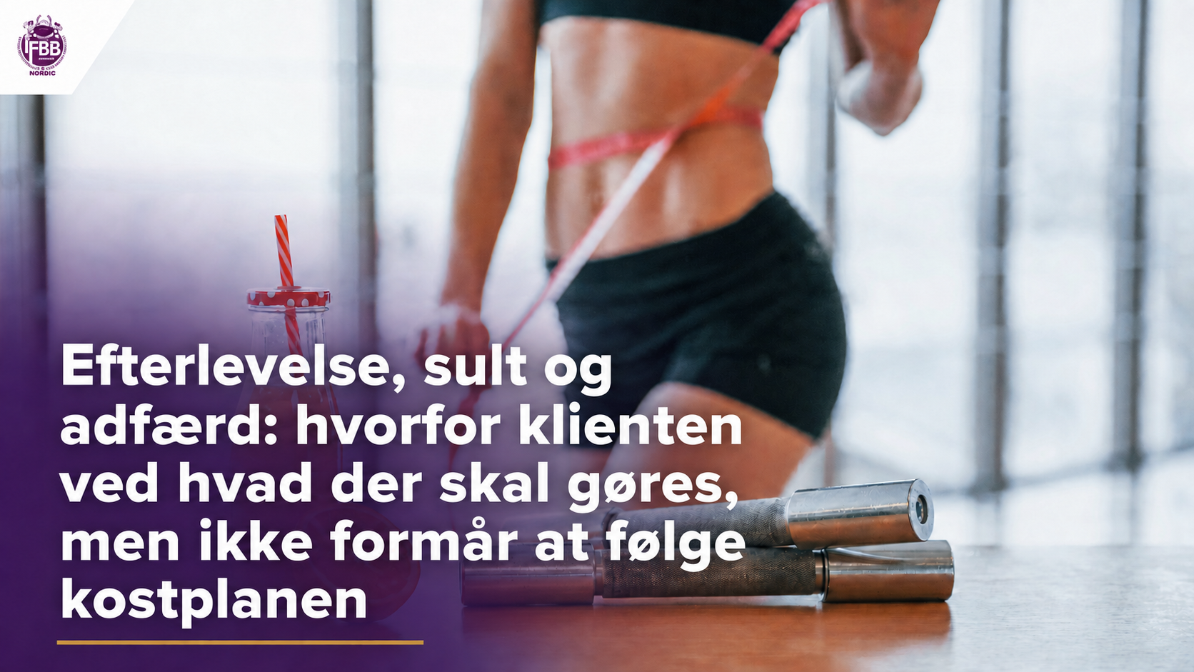 Fitnessatlet måler taljen ved siden af appelsindrik og håndvægte
