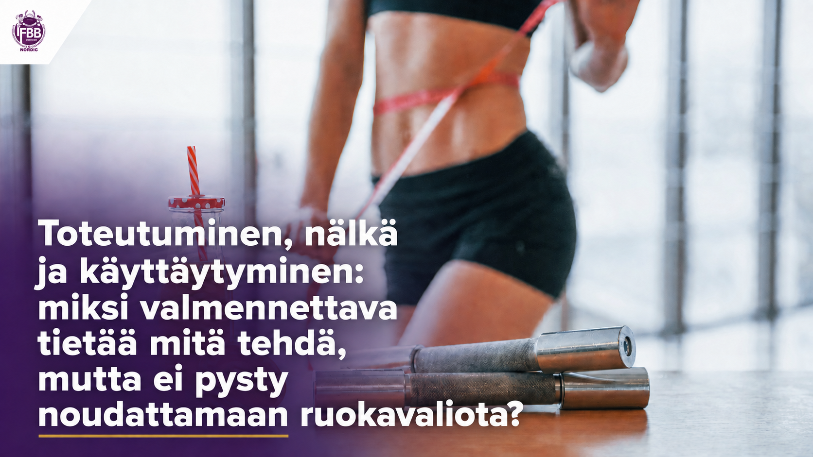 Fitnessurheilija mittaa vyötäröään, etualalla appelsiinijuoma ja käsipainot
